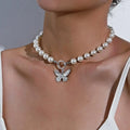 Collier ras-de-cou pendentif papillon et perles