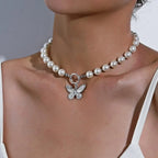 Collier ras-de-cou pendentif papillon et perles