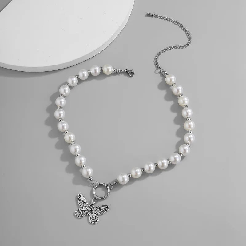 Collier ras-de-cou pendentif papillon et perles