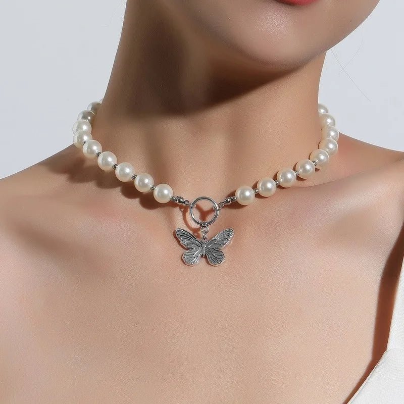 Collier ras-de-cou pendentif papillon et perles