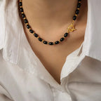 Collier bohème perles noires et fermoir doré