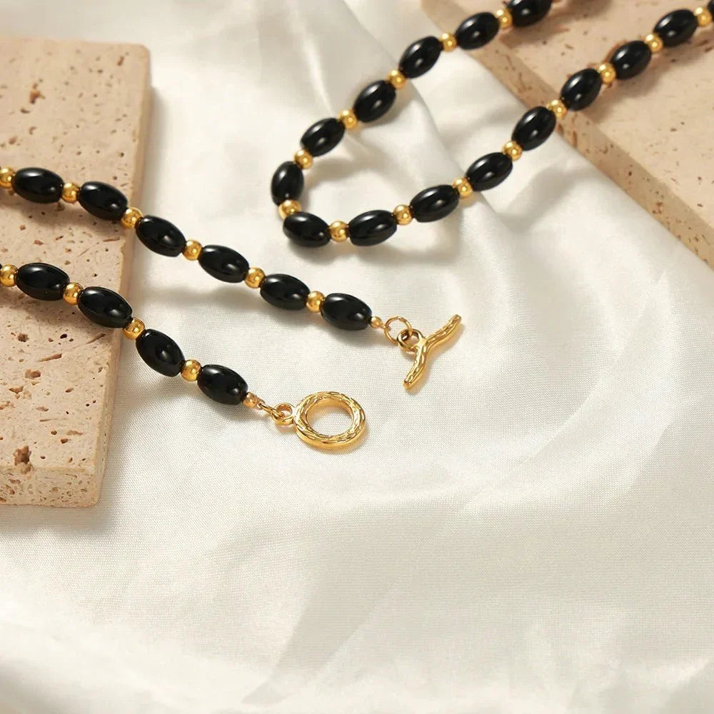 Collier bohème perles noires et fermoir doré