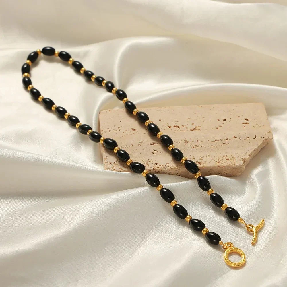 Collier bohème perles noires et fermoir doré