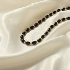 Collier bohème perles noires et fermoir doré
