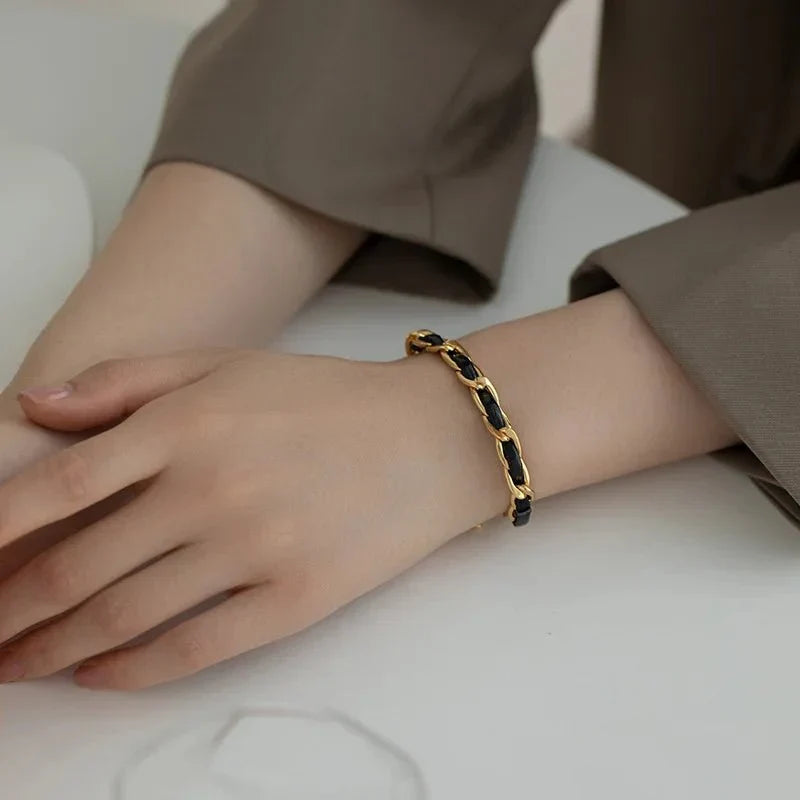 Bracelet en cuir tressé, chaîne dorée et noire