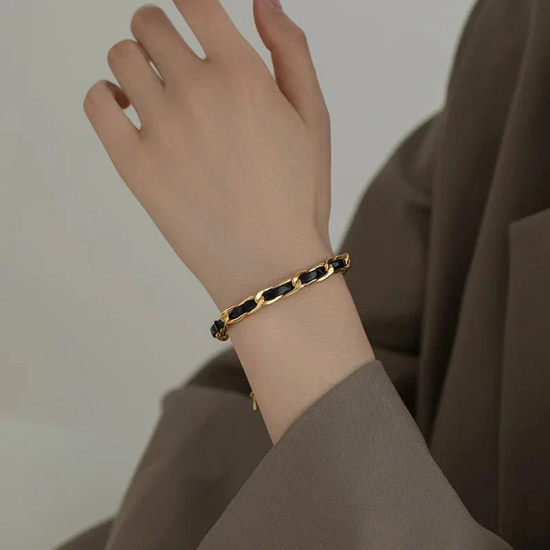 Bracelet en cuir tressé, chaîne dorée et noire
