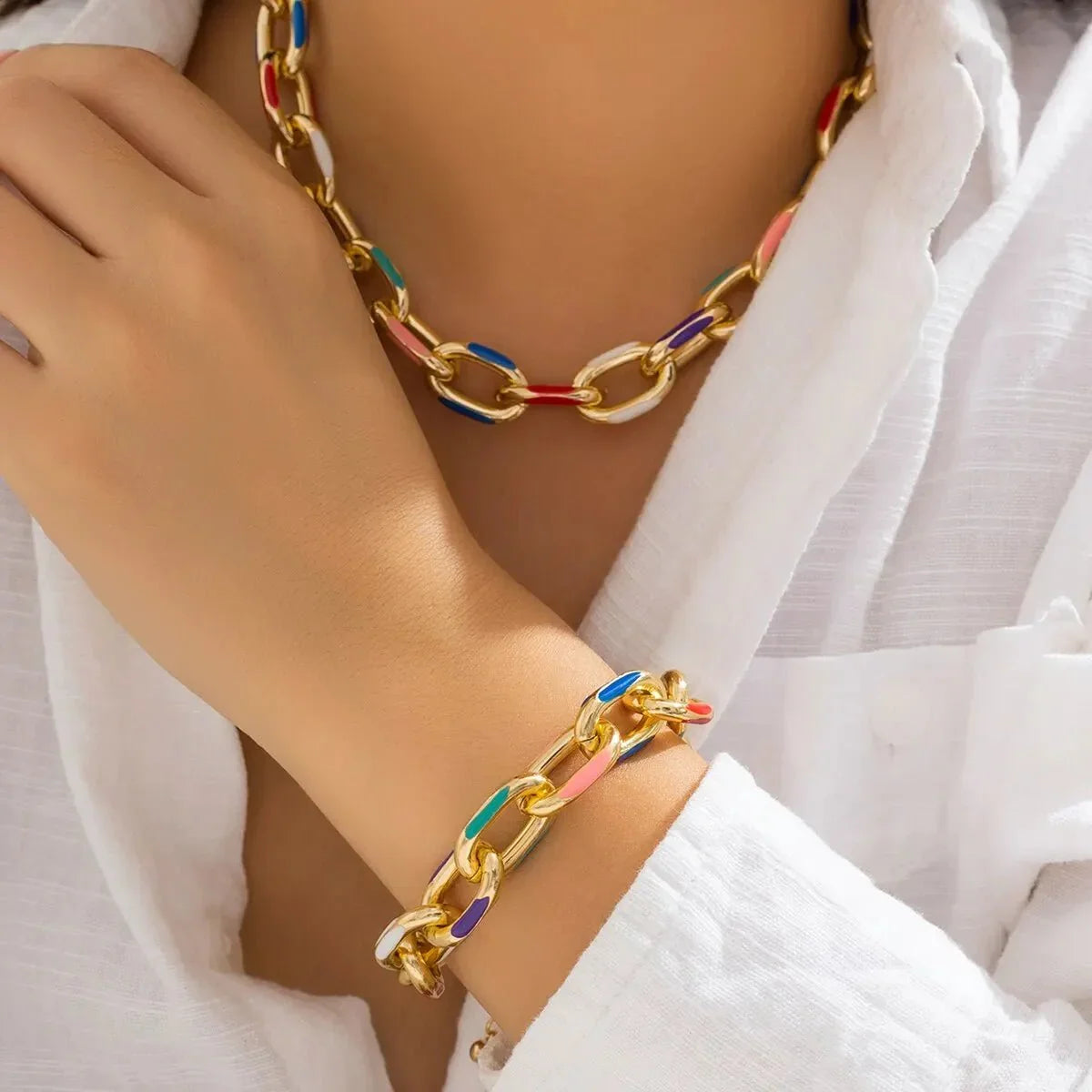Ensemble collier et bracelet à chaîne colorée