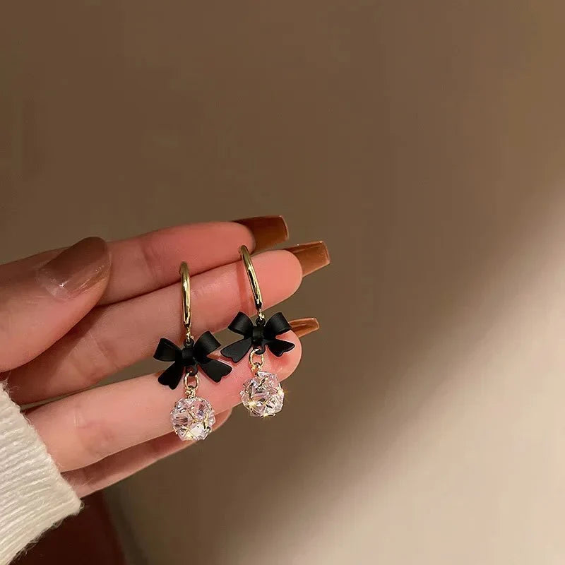 Boucles d'oreilles pendantes nœud et diamant