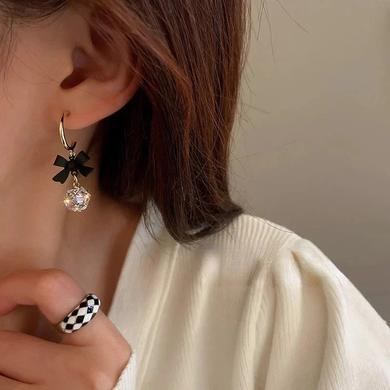 Boucles d'oreilles pendantes nœud et diamant