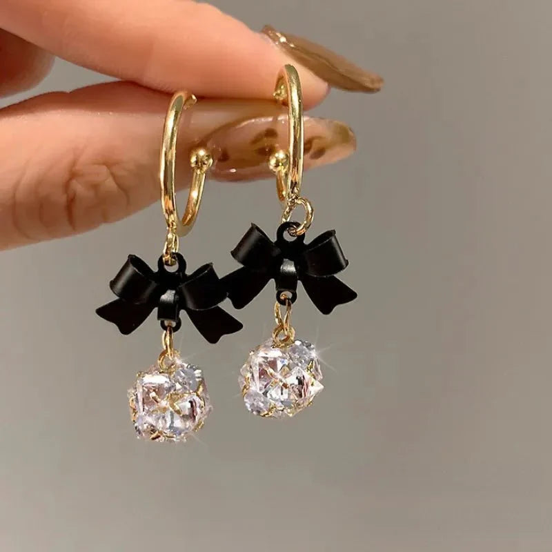 Boucles d'oreilles pendantes nœud et diamant