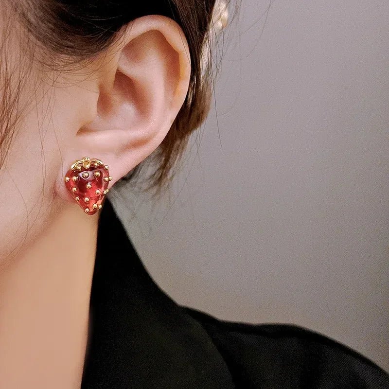 Boucles d'oreilles puces fraise délicates