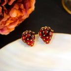 Boucles d'oreilles puces fraise délicates