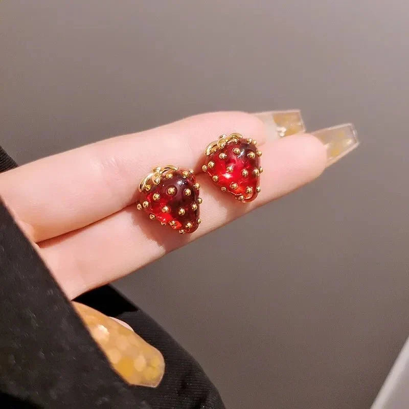 Boucles d'oreilles puces fraise délicates