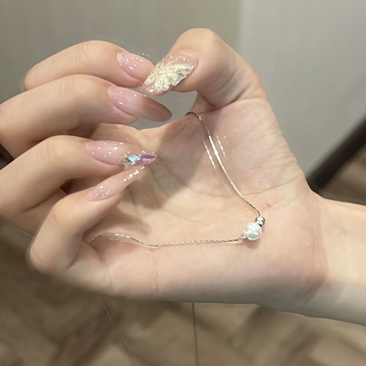 Collier de perles avec pendentif en acrylique