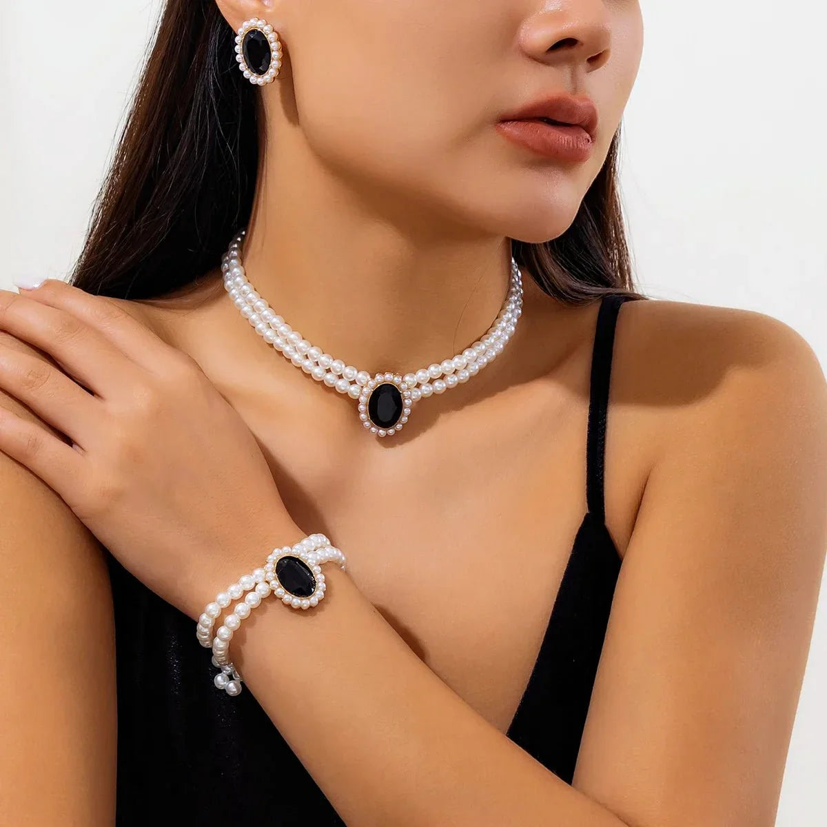 Parure de bijoux élégante: collier, bracelet et boucles d'oreilles perles et diamant ovale