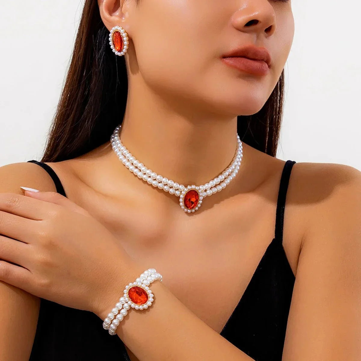 Parure de bijoux élégante: collier, bracelet et boucles d'oreilles perles et diamant ovale