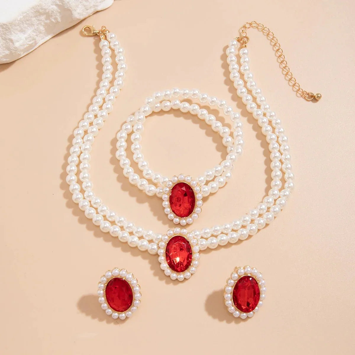 Parure de bijoux élégante: collier, bracelet et boucles d'oreilles perles et diamant ovale