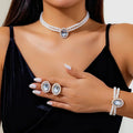 Parure de bijoux élégante: collier, bracelet et boucles d'oreilles perles et diamant ovale