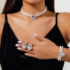 Parure de bijoux élégante: collier, bracelet et boucles d'oreilles perles et diamant ovale
