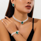 Parure de bijoux élégante: collier, bracelet et boucles d'oreilles perles et diamant ovale