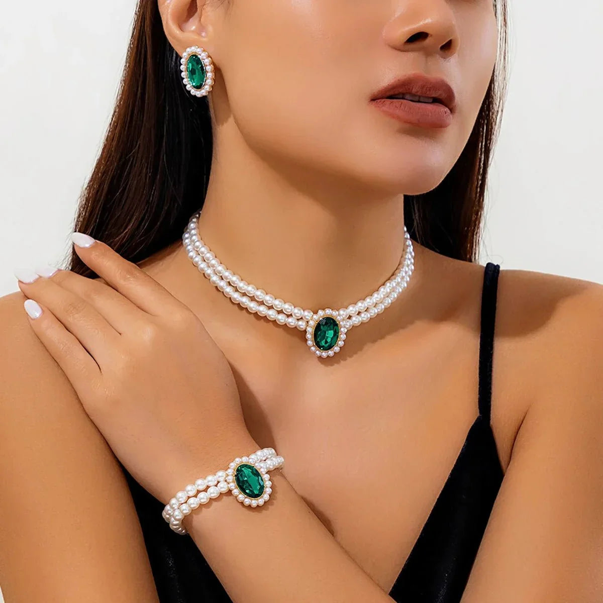 Parure de bijoux élégante: collier, bracelet et boucles d'oreilles perles et diamant ovale