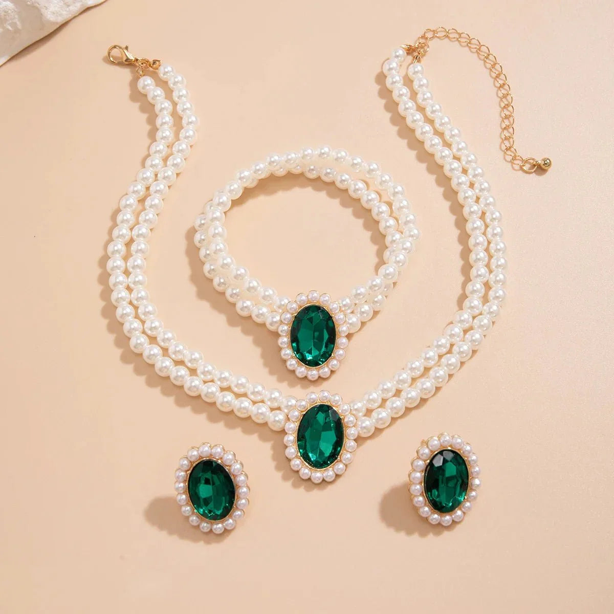 Parure de bijoux élégante: collier, bracelet et boucles d'oreilles perles et diamant ovale
