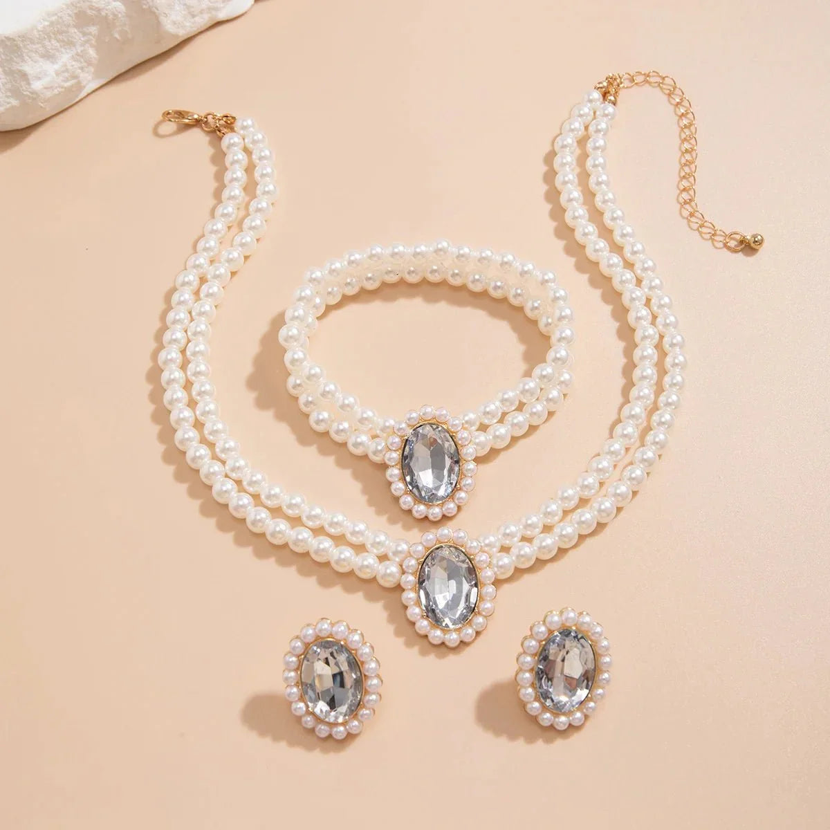 Parure de bijoux élégante: collier, bracelet et boucles d'oreilles perles et diamant ovale