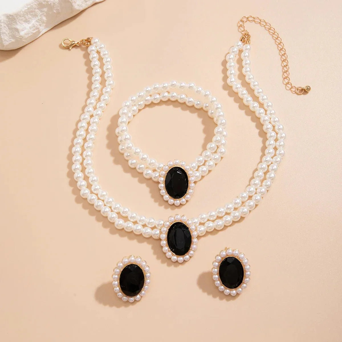 Parure de bijoux élégante: collier, bracelet et boucles d'oreilles perles et diamant ovale