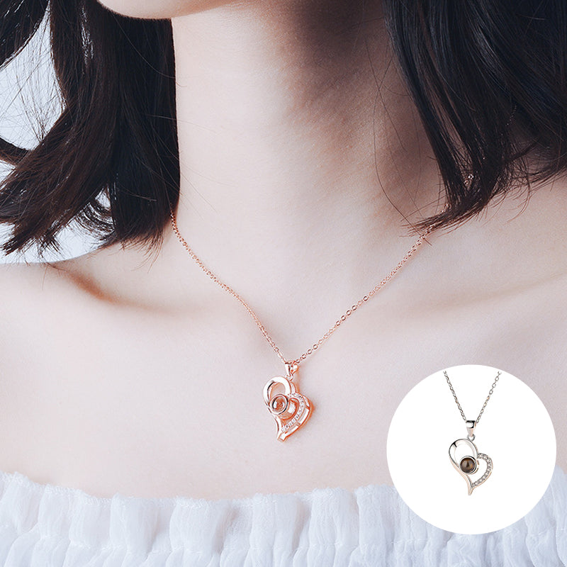 Collier avec pendentif "Je t'aime" en 100 langues et coffret de roses