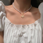 Collier ras-de-cou avec fermoir papillon en cristal doré