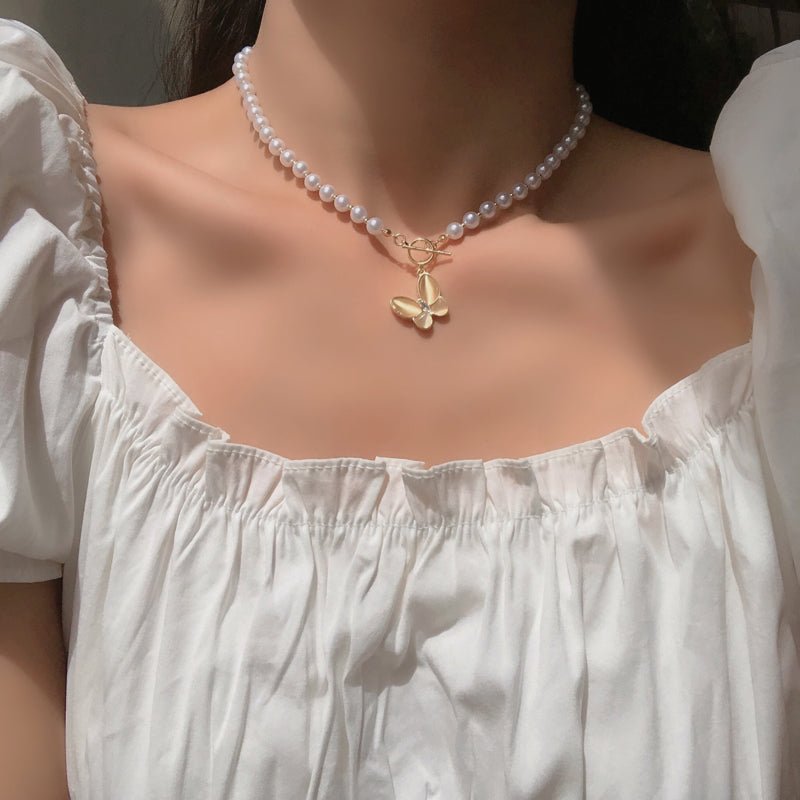 Collier ras-de-cou avec fermoir papillon en cristal doré