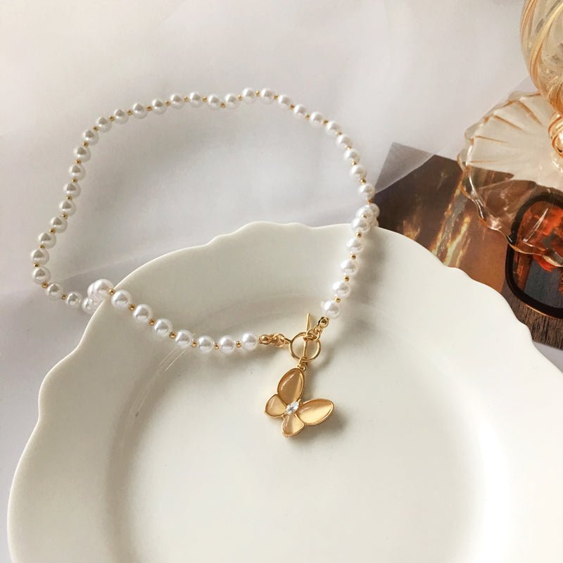 Collier ras-de-cou avec fermoir papillon en cristal doré