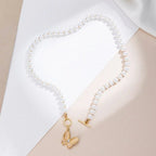 Collier ras-de-cou avec fermoir papillon en cristal doré