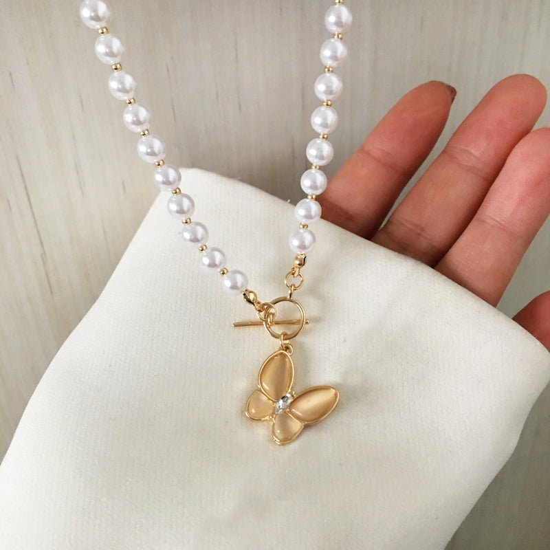 Collier ras-de-cou avec fermoir papillon en cristal doré