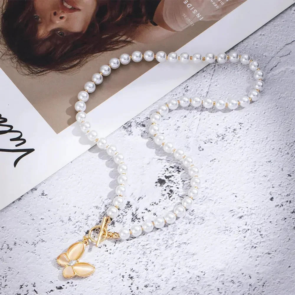 Collier ras-de-cou avec fermoir papillon en cristal doré