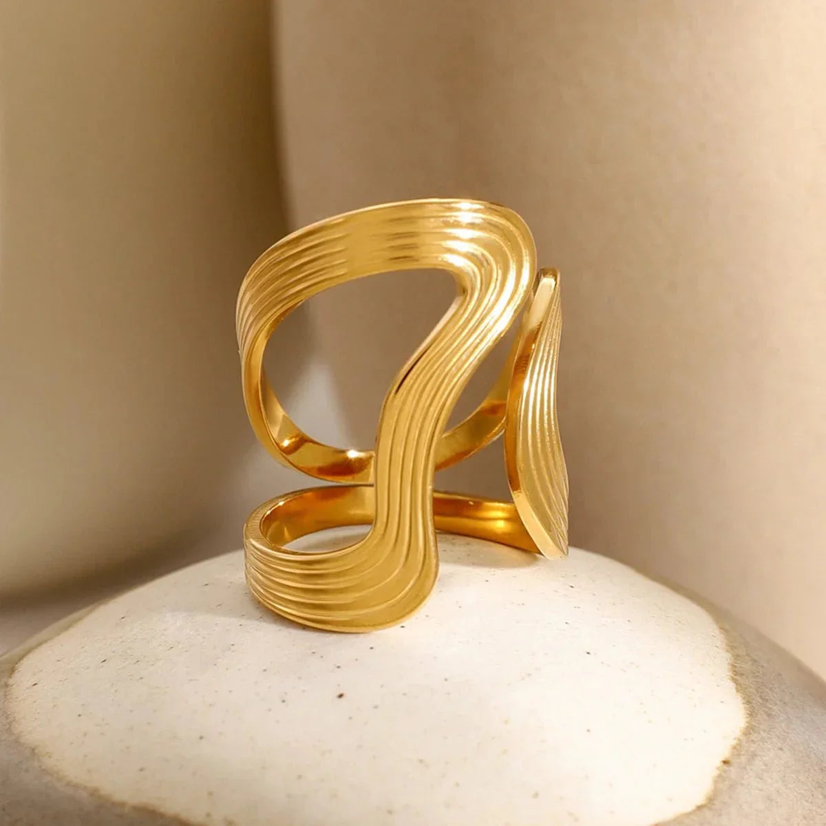 Bague texturée spirale moderne