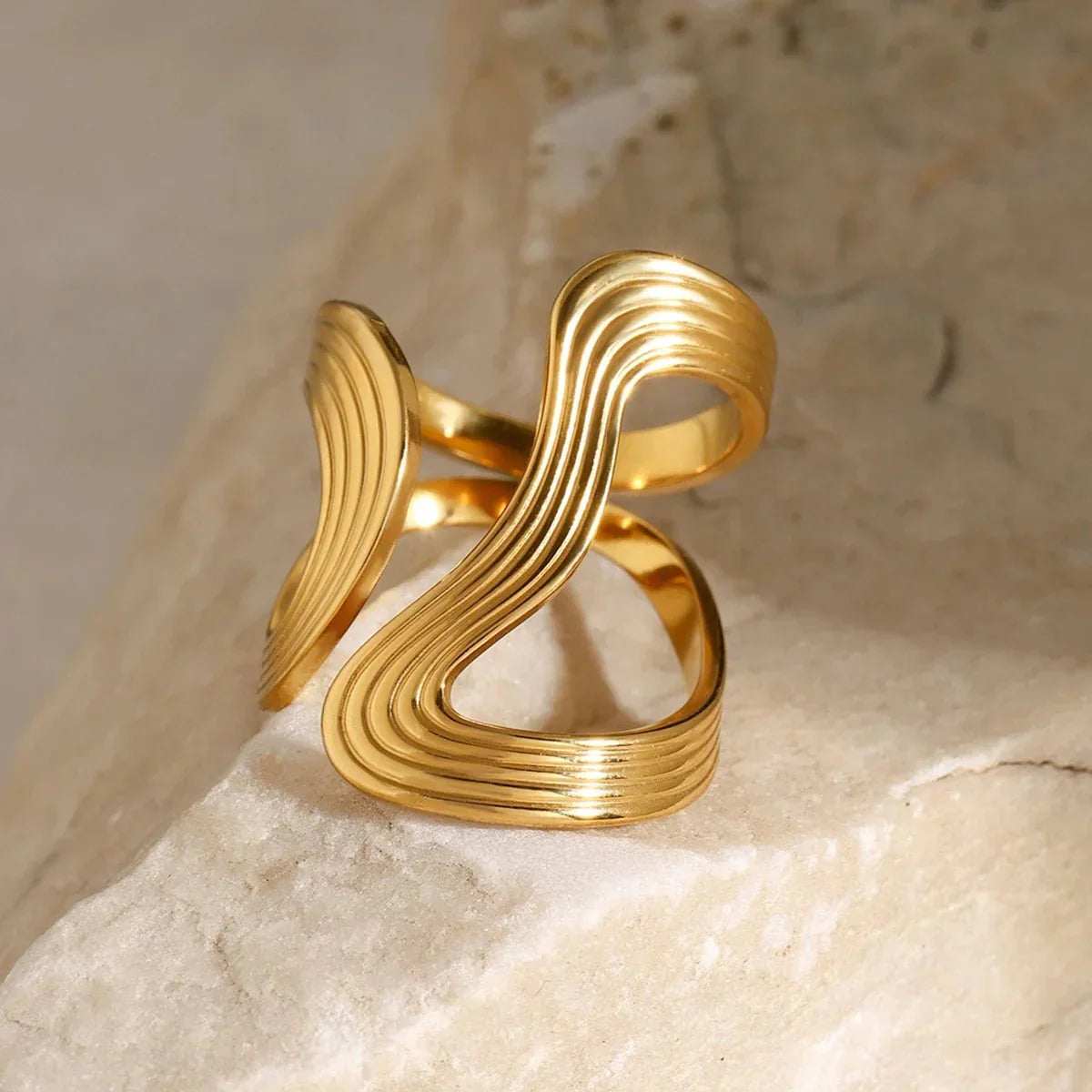 Bague texturée spirale moderne