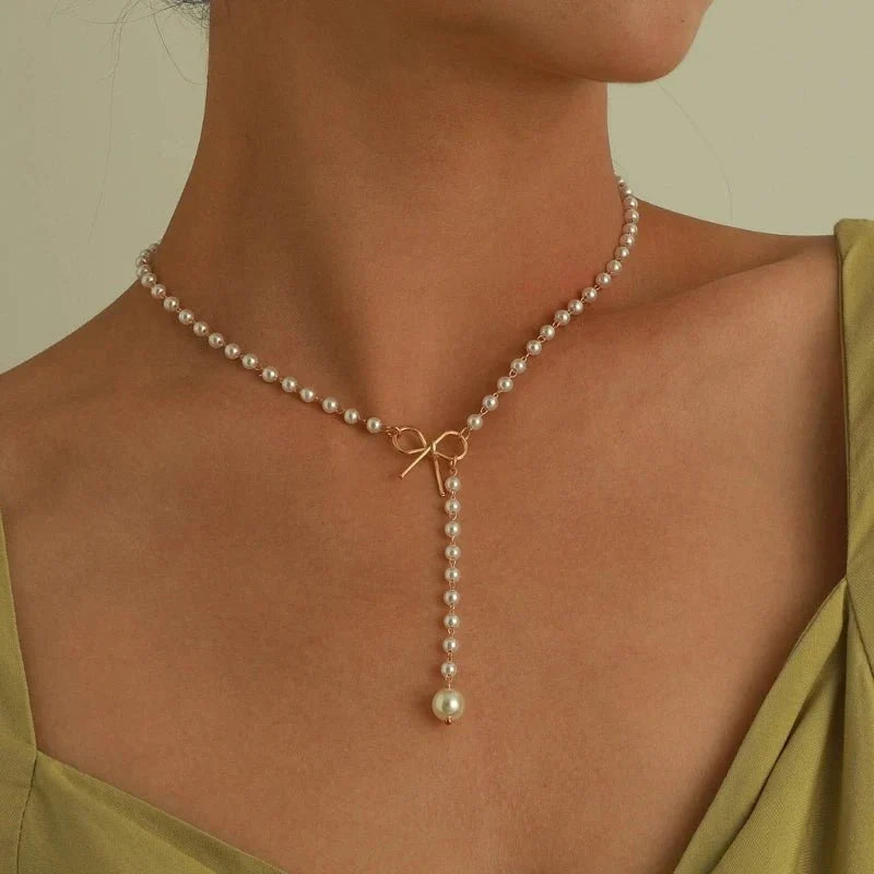 Collier lariat avec perles et nœud délicat