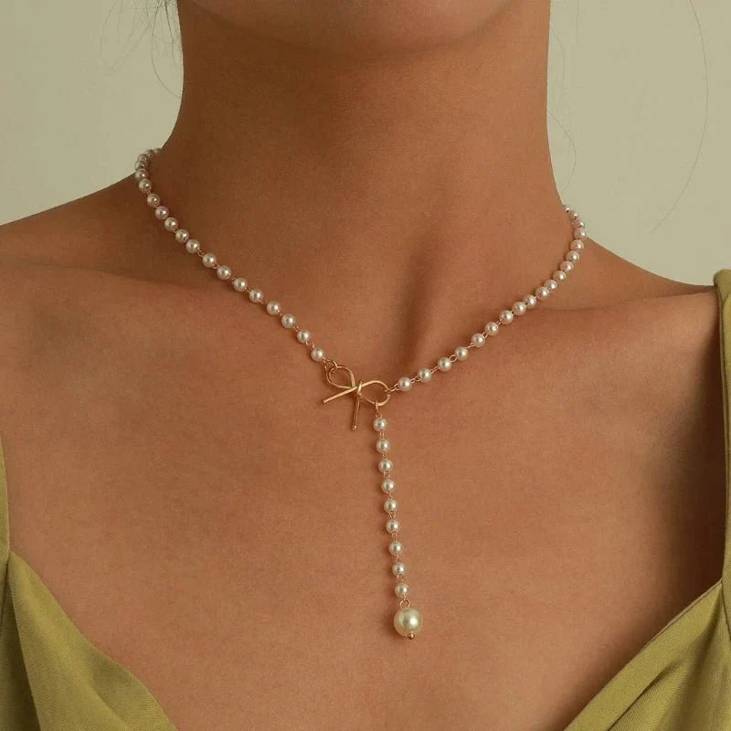 Collier lariat avec perles et nœud délicat