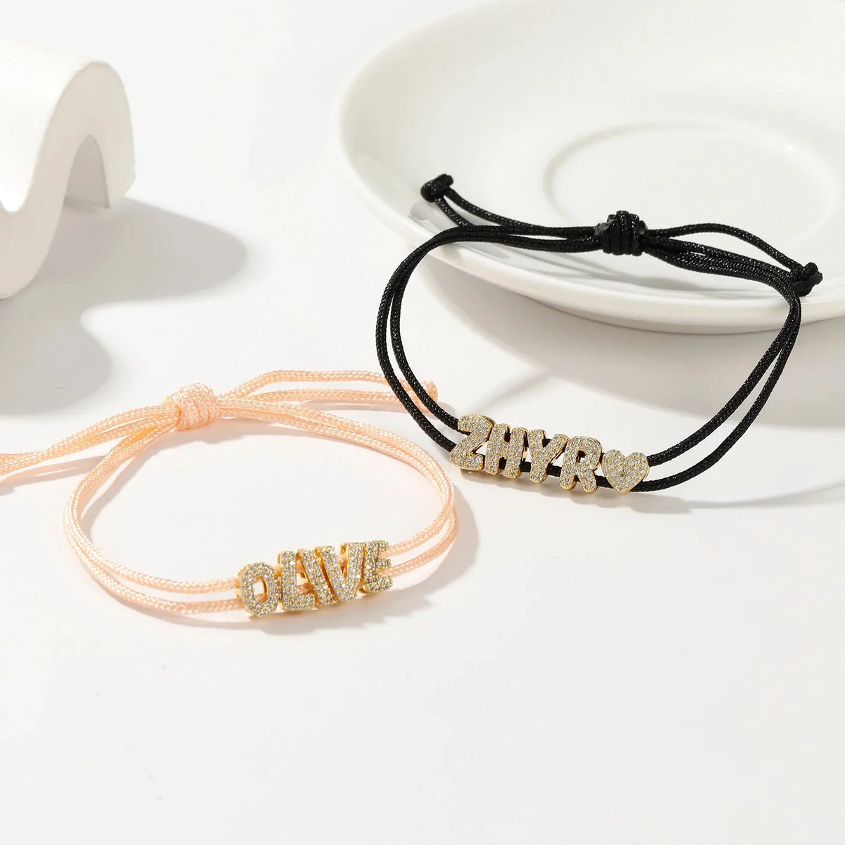 Bracelet à corde superposée avec nom personnalisé et diamants