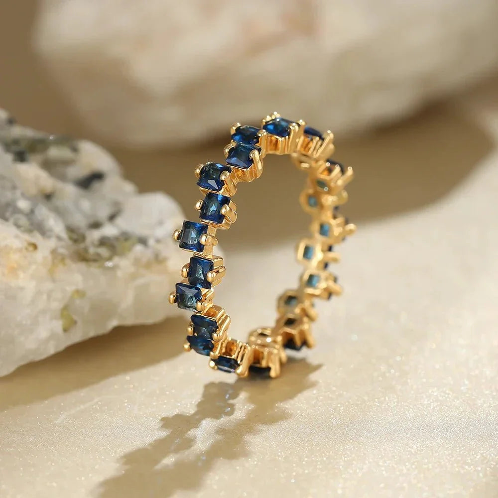 Bague fine diamants cubiques dispersés