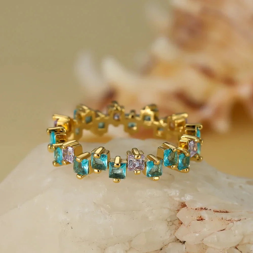 Bague fine diamants cubiques dispersés
