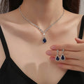 Parure collier et boucles d'oreilles goutte bleue scintillante