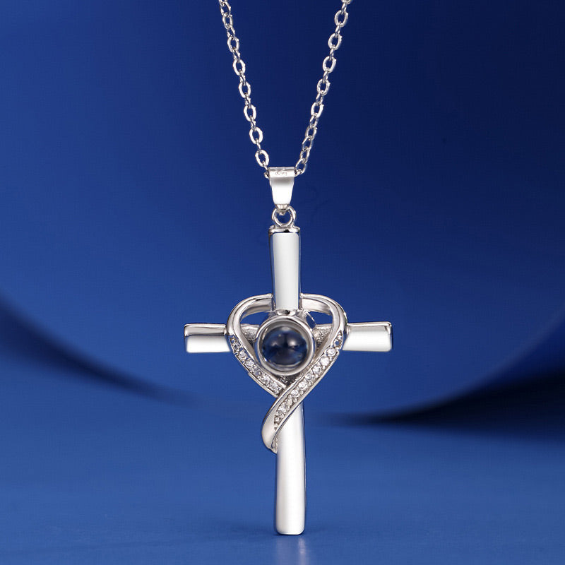 Collier croix avec projection "Je t'aime" en 100 langues
