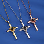 Collier croix avec projection "Je t'aime" en 100 langues