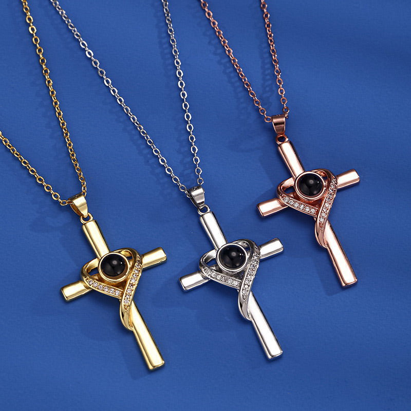 Collier croix avec projection "Je t'aime" en 100 langues