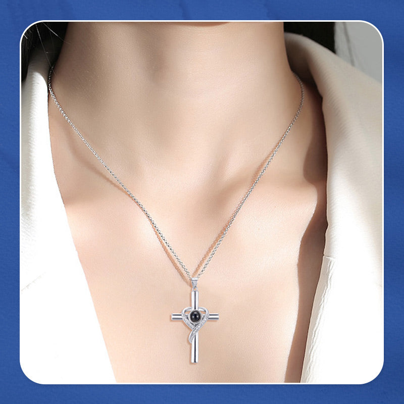Collier croix avec projection "Je t'aime" en 100 langues