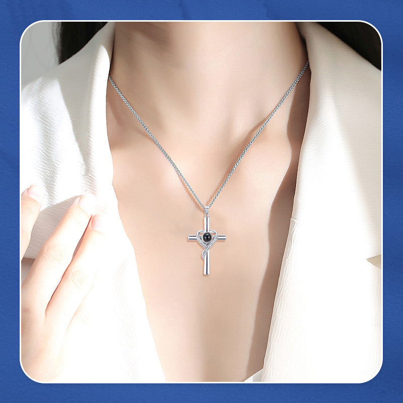 Collier croix avec projection "Je t'aime" en 100 langues