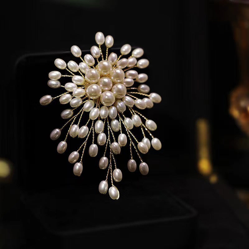 Broche artisanale en perles pour femme