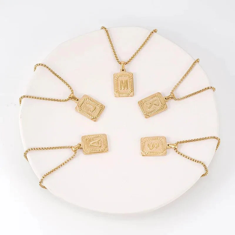 Collier rectangulaire texturé avec initiale